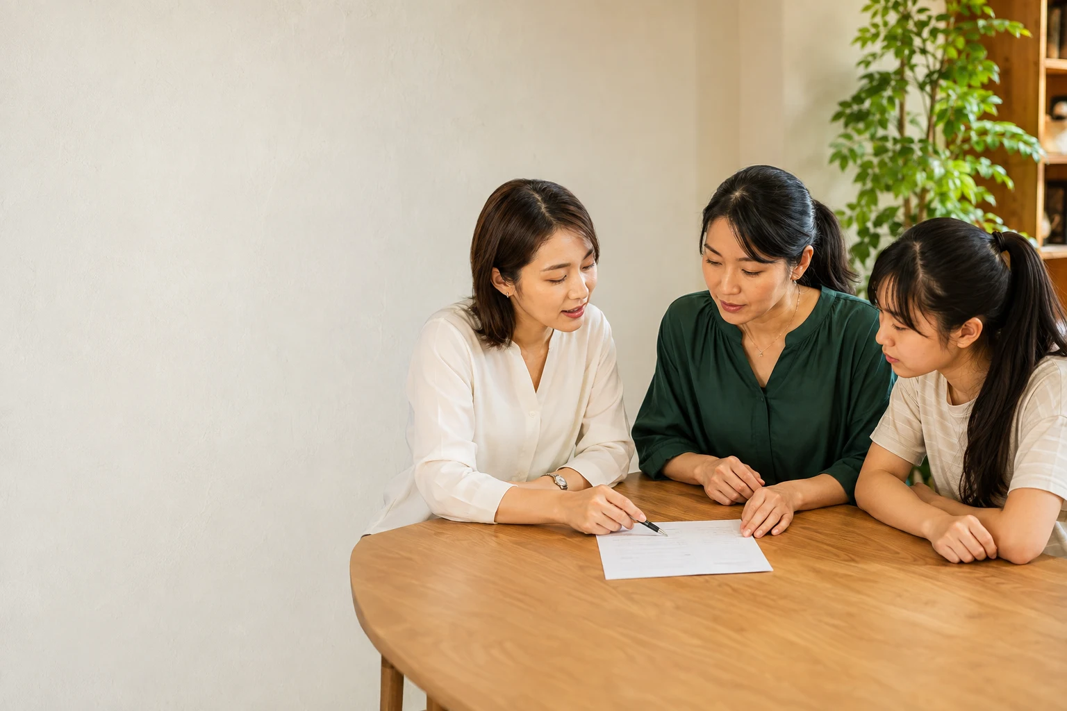 家長溝通情境示意：老師與家長、學生討論紙本學習資料